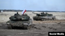 Танктардын басымдуу бөлүгүн, тактап айтканда 325ин Варшава жөнөткөн.