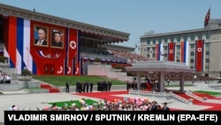 Fotogalerie | Putin a fost primit în Coreea de Nord cu flori și sprijin de război