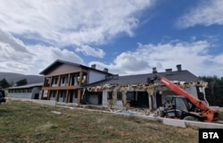 В ход е събарянето на незаконните сгради на фирмата на Вълка на територията на ловното стопанство „Искър“, 2 април 2024 г.