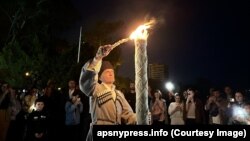 Традиционное зажжение памятной свечи «Ашьамака» у памятника махаджирам