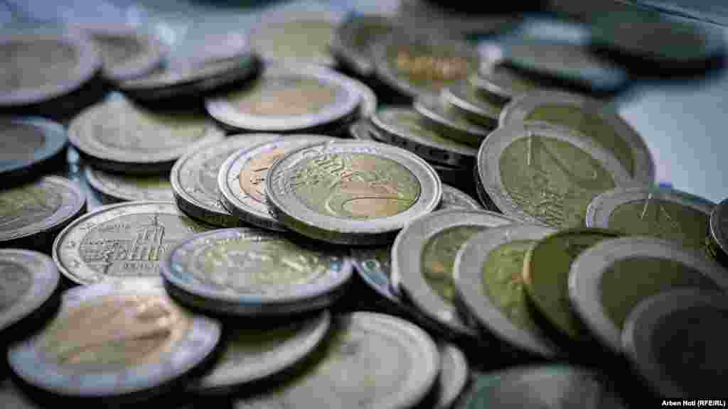 Në laboratorin e Agjencisë së Kosovës për Forenzikë, brenda nëntë muajve të parë të këtij viti, ekspertët e forenzikës kanë ekzaminuar mbi 35 mijë monedha të falsifikuara, krahasuar me rreth 2.200 në periudhën e njëjtë të vitit të kaluar. &nbsp;