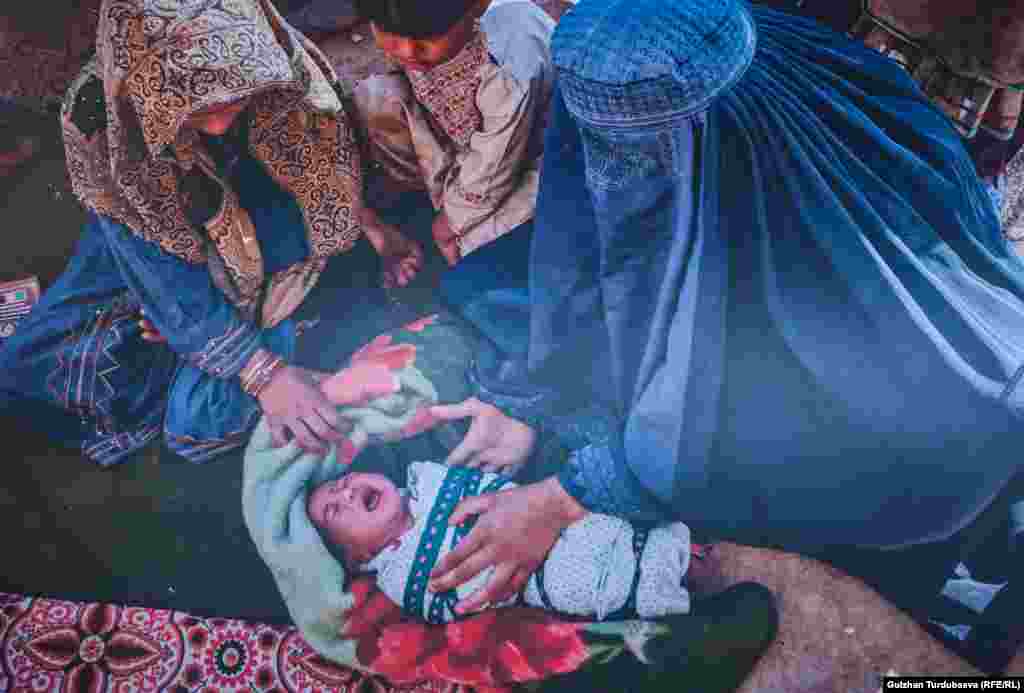 Кышкы сууктан кыйналган ооган качкындары. Кандагар, Ооганстан. Декабрь, 2021-жыл.&nbsp; Талибдер Кабулдагы бийликти 2021-жылы август айында басып алгандан бери жүз миңдеген ооганстандык мекенин таштап, качууга мажбур болгон.&nbsp; &nbsp;