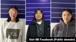 Жашы жете электерди сабап, телефонун тартып алууга шектелип кармалган өспүрүм кыздар. Милиция тараткан сүрөт.