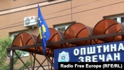 Flamuri i Republikës së Kosovës i vendosur në ndërtesën e Komunës së Zveçanit, maj 2023.