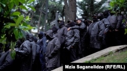 ნიღბიანი სამართალდამცავები პარლამენტის უკანა შესასვლელთან არიან განლაგებული , 13 მაისი, 2024 წელი
