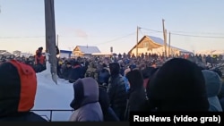 15 января 2024 года. Люди у суда в Баймаке в ожидании приговора Фаилю Алсынову. Однако в тот день его вынесение отложили на 17 января