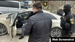 Oamenii legii au ridicat două milioane de lei în urma a peste 10 percheziții în Chișinău, într-un dosar de transportare a persoanelor de rang înalt, a bunurilor și banilor în beneficiul unui partid.