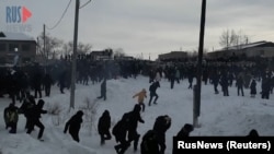 Во время протеста возле суда в городе Баймаке республики Башкортостан, 17 января 2024 года