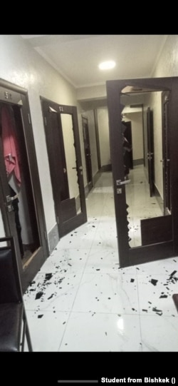 Бишкектеги VIP хостелде студент-дарыгерлер жашаган бөлмөлөрдүн эшиктери талкаланды