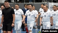 Камчыбек Ташиев менен Садыр Жапаров “Мурас” футболдук мелдешинде. Архив.