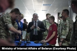 Старшыня Фэдэрацыі прафсаюзаў Міхаіл Орда наведвае дзяцей у патрыятычным клюбе