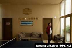 დათა გაბელია „სასტუმრო ანაკლიის“ მისაღებში - იმ ოცი წლის განმავლობაში, რაც იგი ანაკლიაში მუშაობს, ქალაქი სულ უფრო და უფრო ცარიელდება.