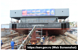 Спуск на воду понтона плавкрана ПК-400 «Севастополь», 10 октября 2019 года