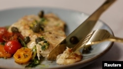 Președintele ANPC, Horia Constantinescu, acuză că puiul galben ar fi vopsit. Vicepreședintele ANSVSA îl contrazice. 