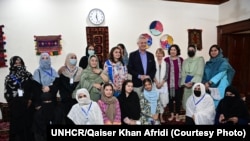گراندی در سفرش به پاکستان با زنان و دختران مهاجر افغان مقیم این کشور نیز دیدار کرده است.