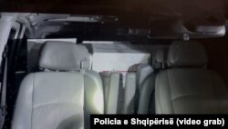 Furgoni i dyshuar, i ngarkuar me 21 pako ushqimore që mbanin mbishkrimin “Rezervat e Shtetit”dhe drejtohej nga djali i kandidatit të PS-së për bashkinë e Hasit.