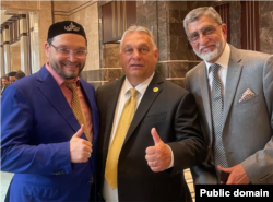 Kryeministri i Hungarisë, Viktor Orban me Abdul-Vahed Niyazovin dhe një pjesëtar tjetër të Forumit në gusht të vitit 2023. (Fotografi e marrë prej llogarisë së Niyazovit në Instagram)