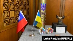 უკრაინისა და ტაივანის დროშები ტაივანის საგარეო საქმეთა სამინისტროს შესასვლელში. უკრაინას, მართალია, ასევე არ აქვს ფორმალური ურთიერთობები ტაივანთან, მაგრამ მისგან დრონებს ყიდულობს. ამავე დროს, ტაივანი მას ფინანსურად ეხმარება. ტაივანელები ყურადღებით აკვირდებიან ომს უკრაინაში