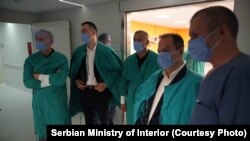 Ивица Дачиќ, министер за внатрешни работи на Србија во посета на повредениот полицаец, 29.6.2024 година. 