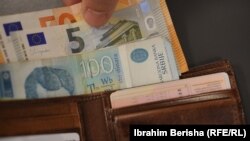 Dinarë dhe euro në një kuletë.