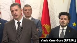 Šef Specijalnog policijskog odjeljenja Predrag Šuković, iza njega Filip Adžić bivši ministar policije, desno Dritan Abazović bivši premijer