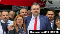 Изключената депутатка от парламентарната група на ДПС Айсел Руфад с лидера на партията Делян Пеевски в Шумен, 6 юни 2024 г.