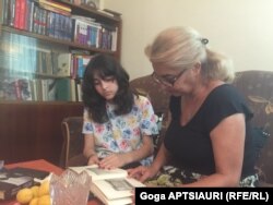 7 აგვისტოს გადარჩენილი დედა-შვილი, ქეთი და მაგული ერგნეთში, აღდგენილ სალში, 2023 წლის აგვისტო