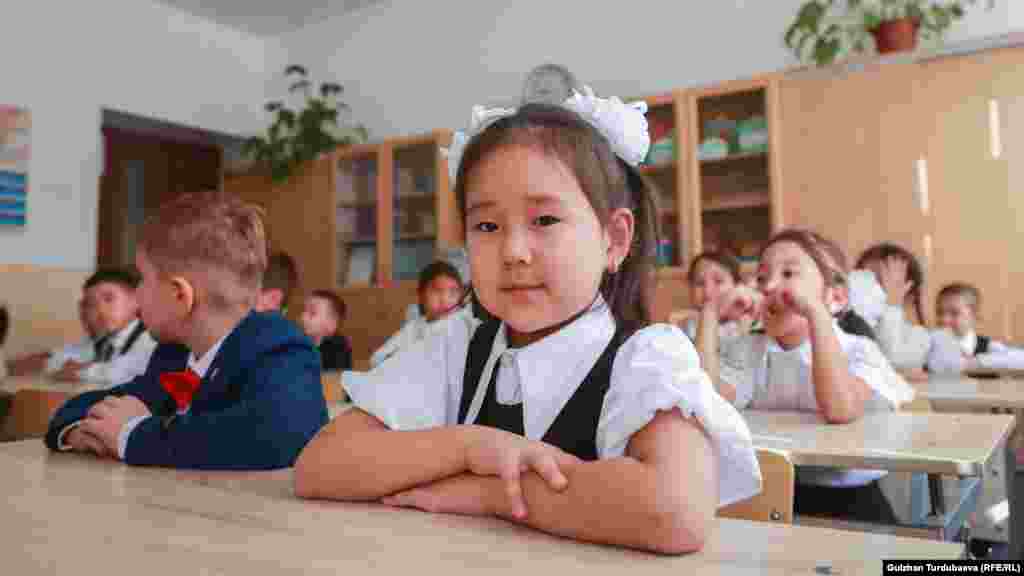 Күзгү эс алууда окуучулар 6-13-ноябрда болушат, кышкы каникул 1-14-январь күндөргө туура келет, ал эми жазгы каникул 21-31-мартта болот. Биринчи класстын окуучулары үчүн жазгы каникул бир жумага узартылат.