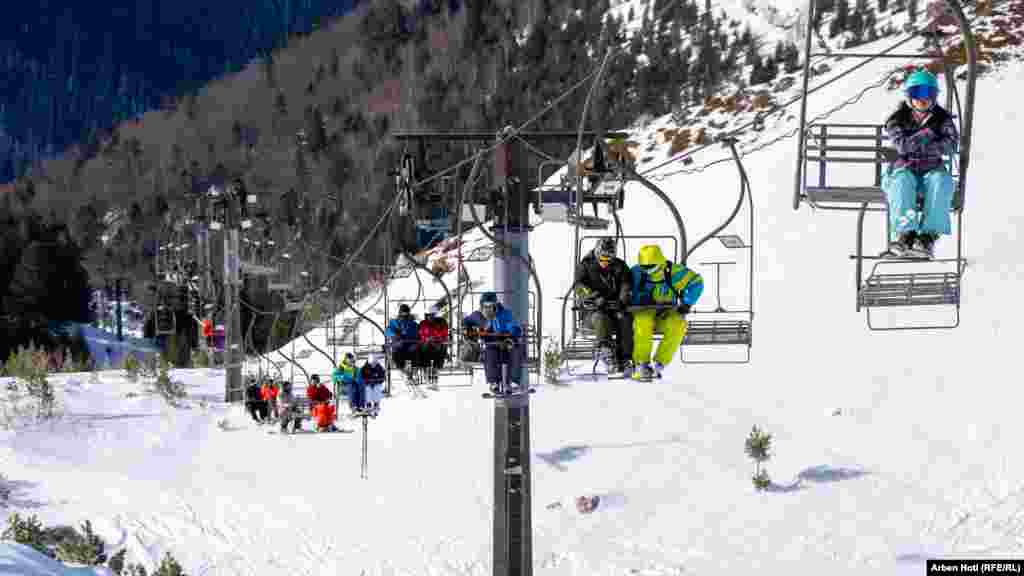 Vizitorë të shumtë shfrytëzonin teleferikun për të arritur në lartësitë prej ku bënin lëshimet.