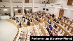 ფოტო არქივიდან: პარლამენტის პლენარული სხდომა. 19 აპრილი, 2024.