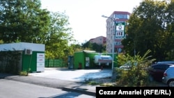Stație GPL pe Prelungirea Ghencea (București), în imediata vecinătate a unor case și blocuri de locuințe.