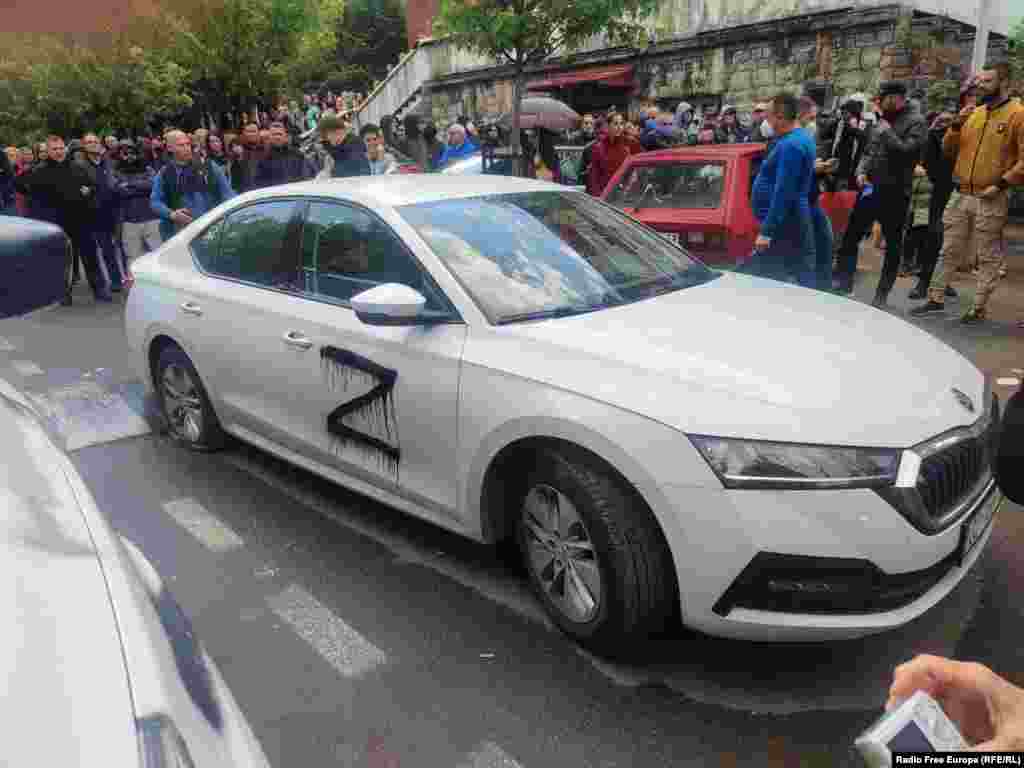 Simboli i luftës së Rusisë në Ukrainë, Z, i shkruar në një veturë nga protestuesit serbë në Zveçan&nbsp;
