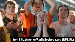 Українці вболівають за свою збірну у фанзоні в Києві, 26 червня 2024 року