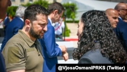 Presidentja e Kosovës, Vjosa Osmani, dhe presidenti i Ukrainës, Volodymyr Zelensky, takohen gjatë samitit në Moldavi, 1 qershor 2023.