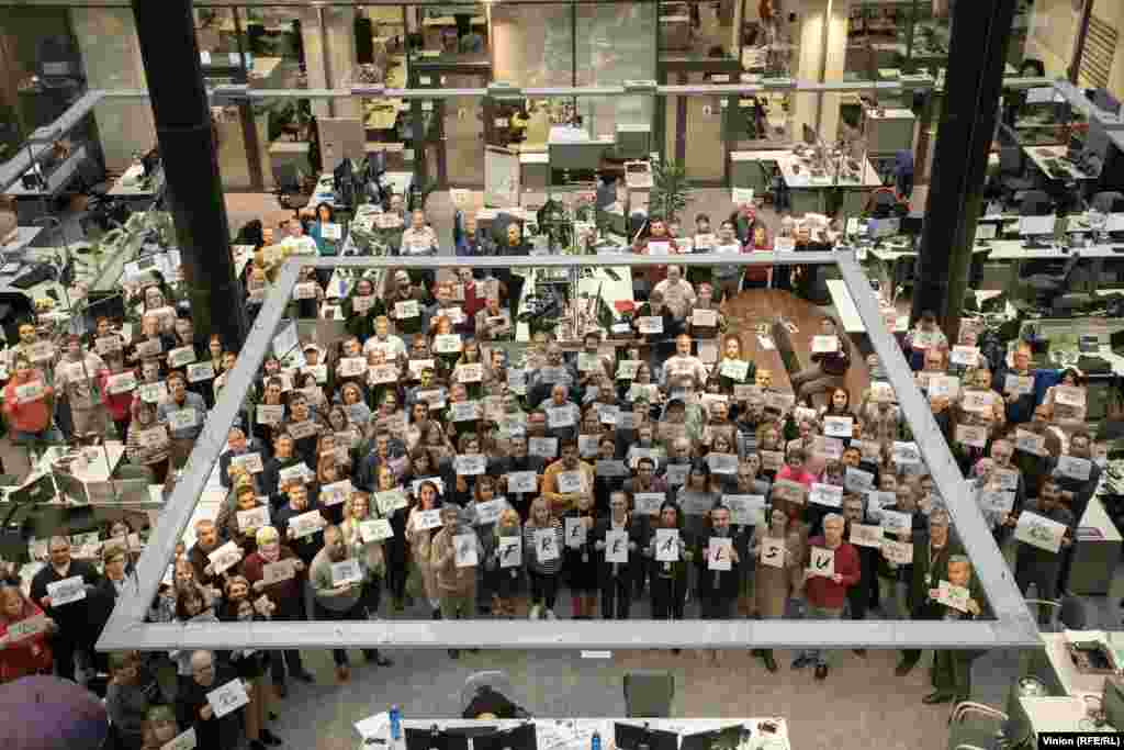 Азат Еуропа/Азаттық радиосының қызметкерлері Прагадағы қазіргі штаб-пәтерде  2023 жылы Ресей түрмесі түскен әріптесі Алсу Құрмашеваның босатылуын талап еткен науқанға қосылып тұр.75 жыл қызмет еткен Азат Еуропа/Азаттық радиосы қазір осы ұйымды жабуға бет алған Ақ үй талпынысына қарсы күресіп отыр.