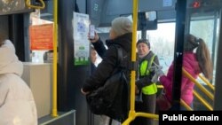 Бишкектеги автобуста. Иллюстрациялык сүрөт.