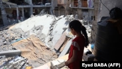 Нусейрат качкындар лагериндеги тестиер кыз   