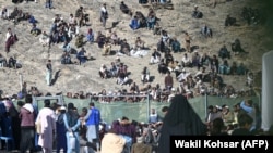 ავღანეთი-- პაკისტანიდან დაბრუნებული ავღანელი ლტოლვილები სასაზღვრო პროვინცია ნანგარჰარში, მიგრაციის საერთაშორისო ოფისითან ელიან რეგისტრაციას. 12 ნოემბერი, 2023.