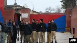 پولیس په راولپېنډۍ کې د ادیالې زندان مخې ته پهره کوي - پخوانی انځور.