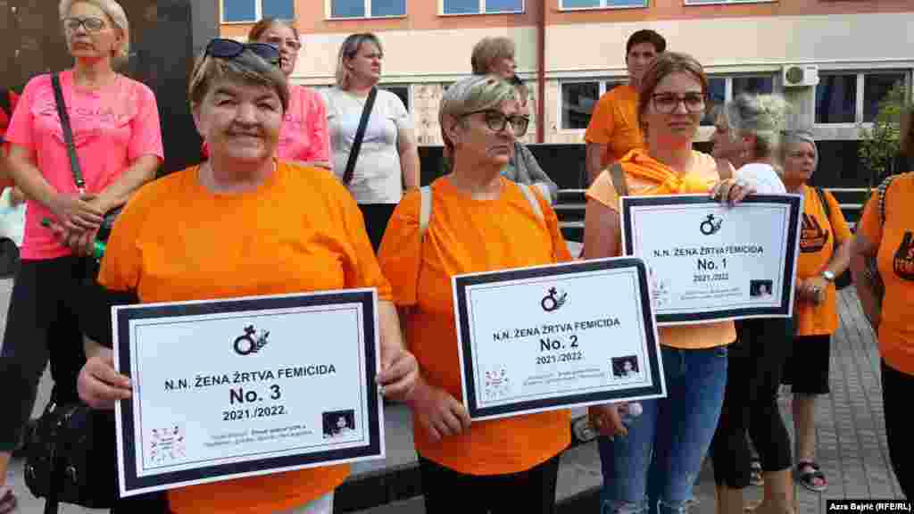 U BiH je u 2022. izrečeno 728 kazni za nasilje u porodici, a najviše uslovnih, njih 481. Izrečeno je, također, 35 oslobađajućih, 76 novčanih, te 136 zatvorskih kazni. &nbsp; Zakoni za nasilje predviđaju kazne u rasponu od jedne do kazne dugotrajnog zatvora, odnosno 45 godina ukoliko se radi o ubistvu.