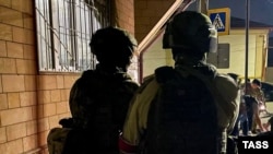 На месте вооруженного нападения в Дербенте. 23 июня 2024 года. 