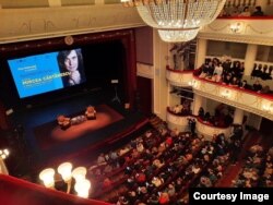 Pe 14 februarie, scriitorul român Mircea Cărtărescu a avut o întâlnire cu publicul său din R. Moldova la Teatrul Național „Mihai Eminescu” din Chișinău.