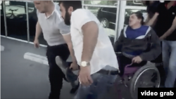 Rinat Paralamov, FSB-de bir kün devamında sorğuğa çekilgen soñ, özü yürip olamadı. 2017 senesi sentâbr videonıñ skrinşoti