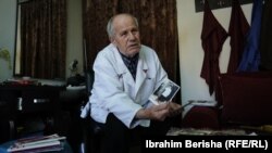 Remziu duke treguar si kanë ndryshuar modelet e flokëve ndër gjenerata.