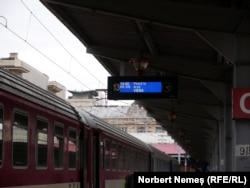 Unii dintre pasagerii care aleg trenul pentru o călătorie în străinătate sunt deja obișnuiți să petreacă mult timp pe drum, după ce au călătorit cu trenul prin țară; un aspect care îi deranjează este prețul ridicat al biletelor.