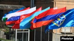 კოლექტიური უსაფრთხოების ხელშეკრულების ორგანიზაციის ქვეყნების დროშები
