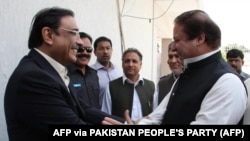 نواز شریف (ښي لوري ته) له اصف علي زرداري سره ستړي مه شي کوي - پخوانی انځور.