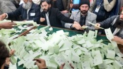 په سوات کې د انتخاباتي کمېشن کارکوونکي د فبرورۍ اتمې په ټاکنو کې کارول شوې رایې شماري.