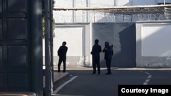 39 yashar Muhsinjon Ahmedov (o‘ngdan birinchi)Qo‘qon shahar IIB binosiga olib kirilmoqda. (15-noyabr, 2023, AHRCA)