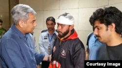 Пакистандын ички иштер министри Мохсин Накви Кыргызстандан учуп барган студенттерди Лахор аэропортунда тосуп алууда,  18-май, 2024-жыл (видеодон алынган кадр)